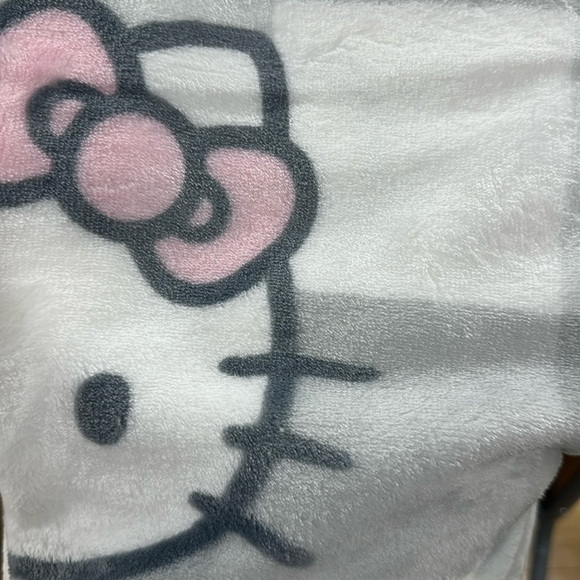 NWT Hello Kitty Sanrio throw - Picture 4 of 6